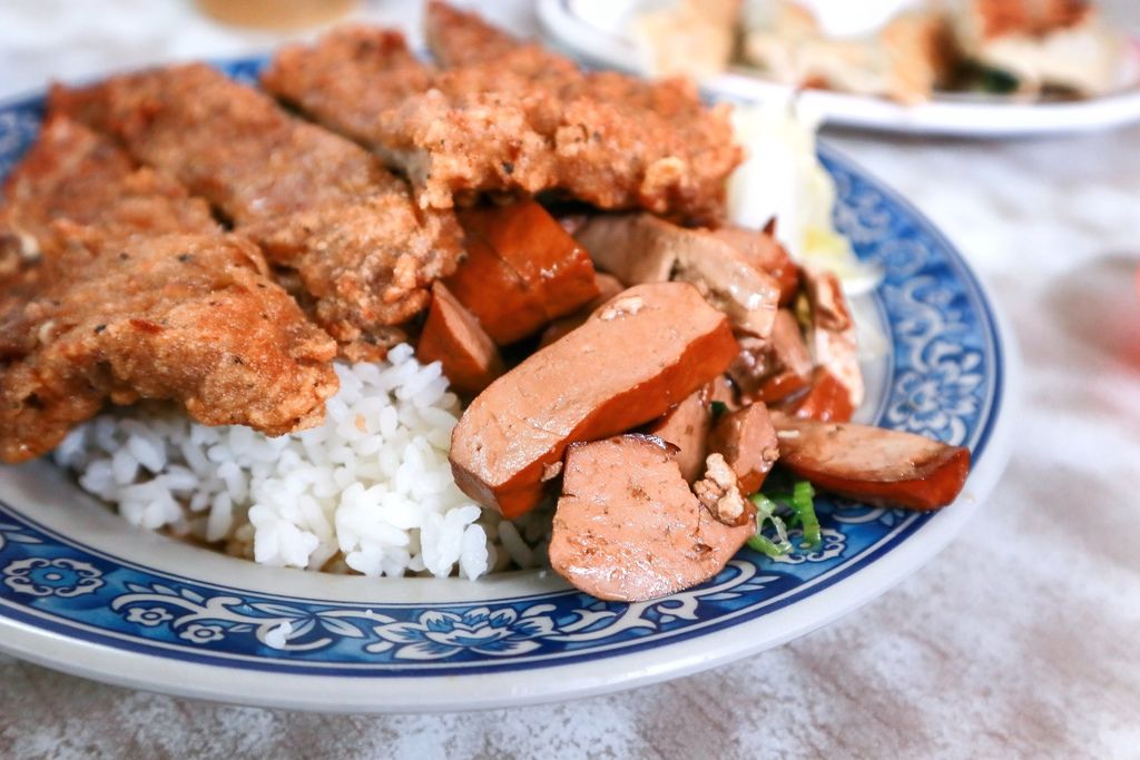 西門店小二，開店50年人氣小吃店！不到百元排骨飯人氣必吃/外帶 @女子的休假計劃