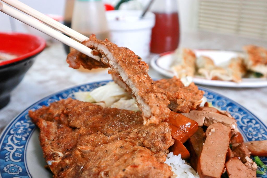 西門店小二，開店50年人氣小吃店！不到百元排骨飯人氣必吃/外帶 @女子的休假計劃