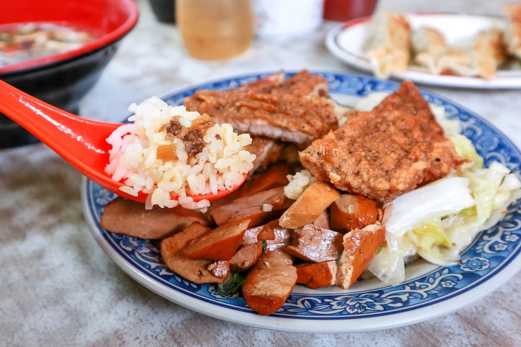 西門店小二，開店50年人氣小吃店！不到百元排骨飯人氣必吃/外帶 @女子的休假計劃