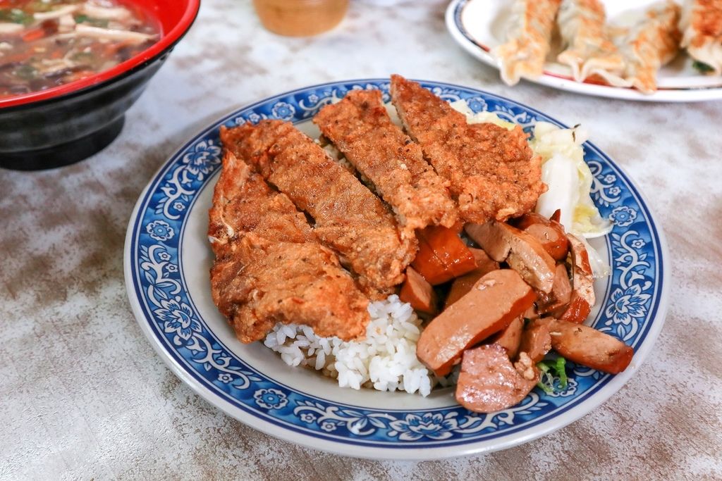 西門店小二，開店50年人氣小吃店！不到百元排骨飯人氣必吃/外帶 @女子的休假計劃