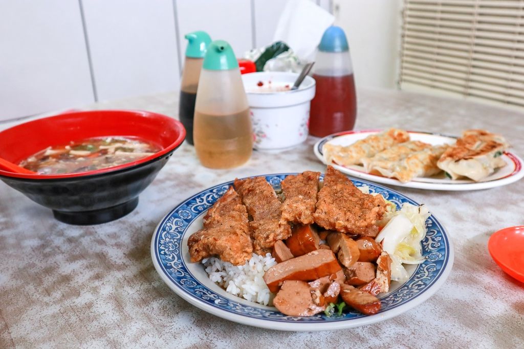西門店小二，開店50年人氣小吃店！不到百元排骨飯人氣必吃/外帶 @女子的休假計劃