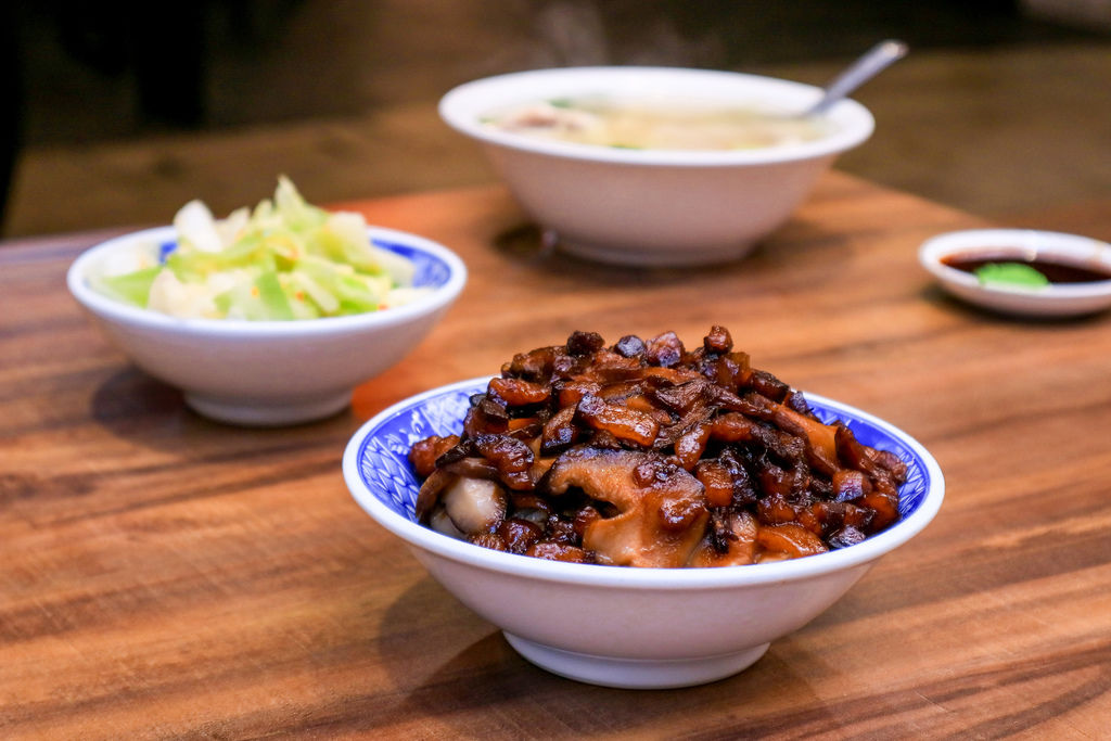 小王煮瓜｜人氣黑金滷肉飯必吃可免費續湯，台北米其林推薦(外帶) @女子的休假計劃