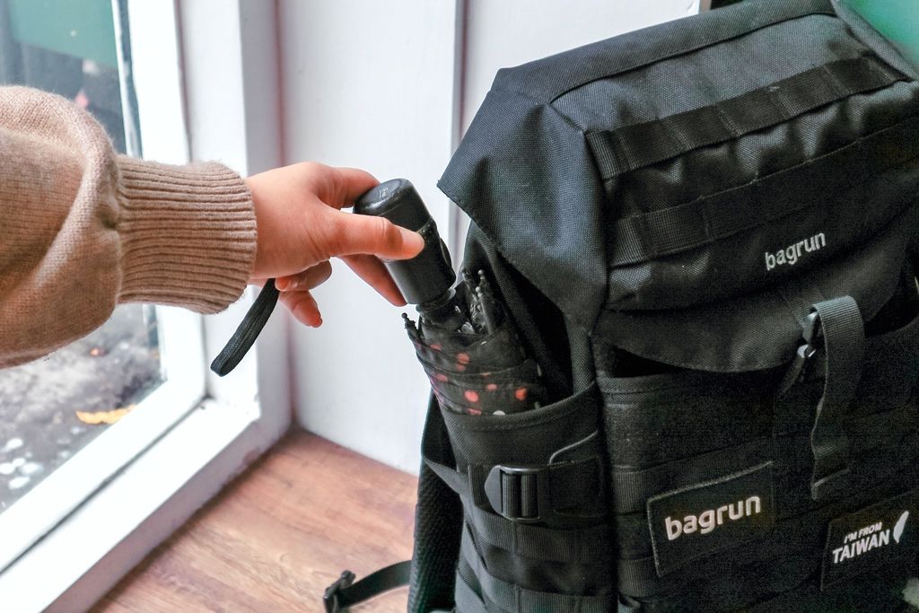 【品味生活】bagrun貝格朗機能包：都會玩家瞬開翻蓋後背包自我主張款。 @女子的休假計劃