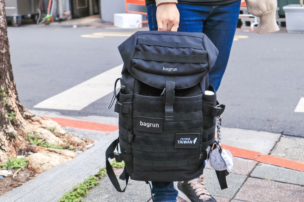 【品味生活】bagrun貝格朗機能包：都會玩家瞬開翻蓋後背包自我主張款。 @女子的休假計劃