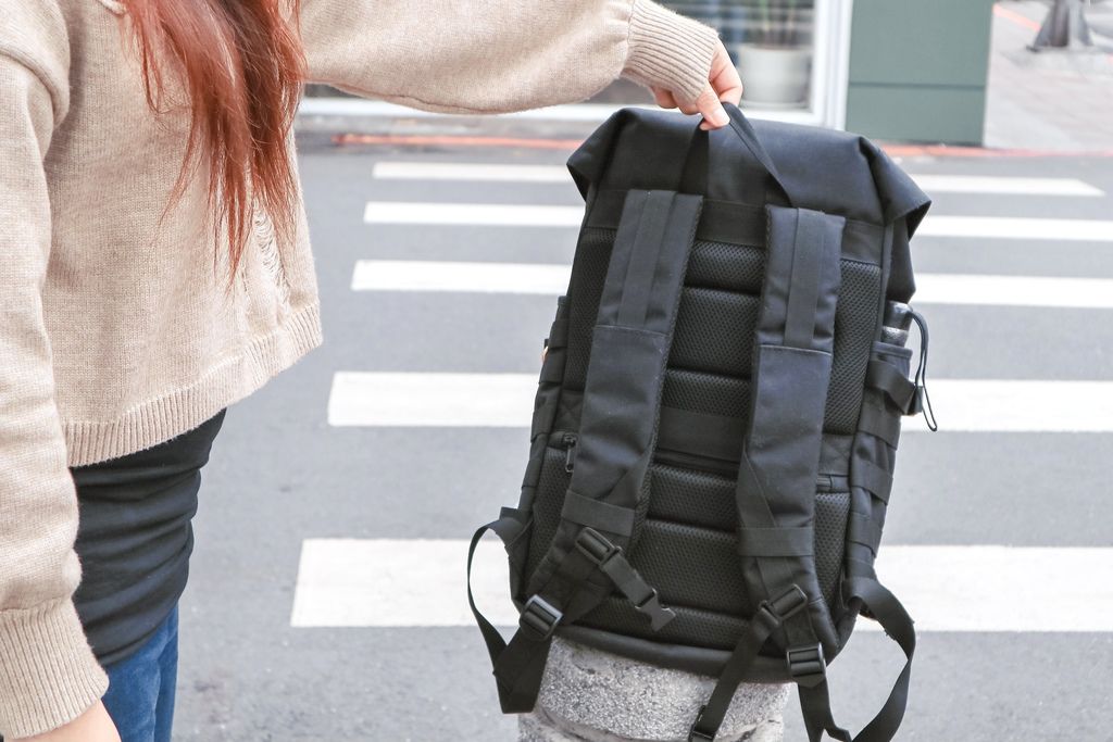 【品味生活】bagrun貝格朗機能包：都會玩家瞬開翻蓋後背包自我主張款。 @女子的休假計劃