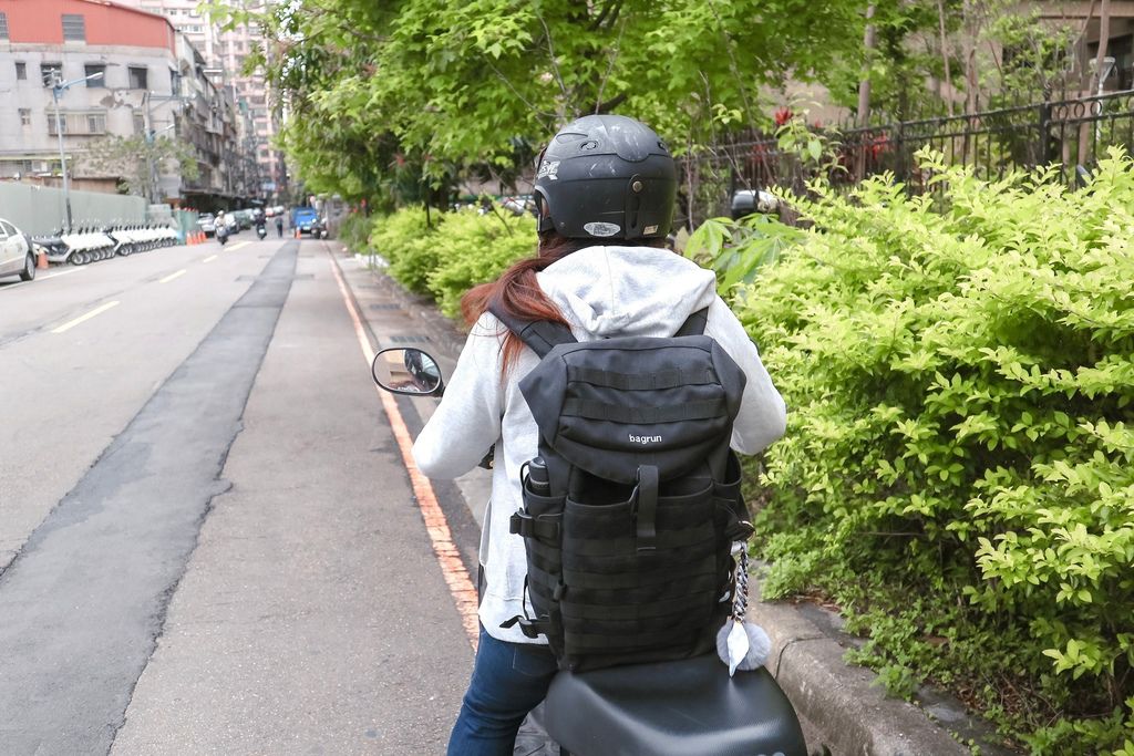 【品味生活】bagrun貝格朗機能包：都會玩家瞬開翻蓋後背包自我主張款。 @女子的休假計劃