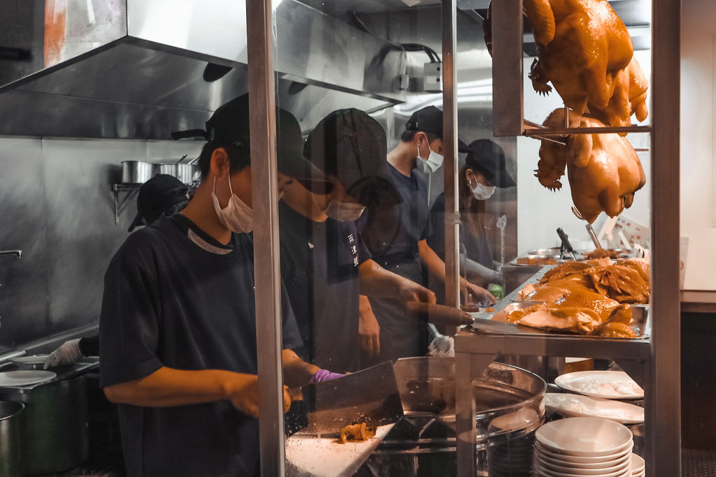 【新北小吃】兩津號雞肉飯，辣的超過癮銷魂十三香果仁椒麻乾拌麵、切盤雞肉都很推 /板橋新埔站美食/外帶 @女子的休假計劃