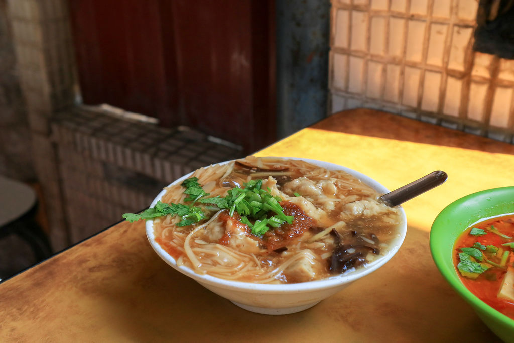 【台北古亭美食】同安街麵線：熱門人氣排隊巷弄小吃，臭豆腐與麵線羹超絕配 /食尚玩家/外帶 @女子的休假計劃