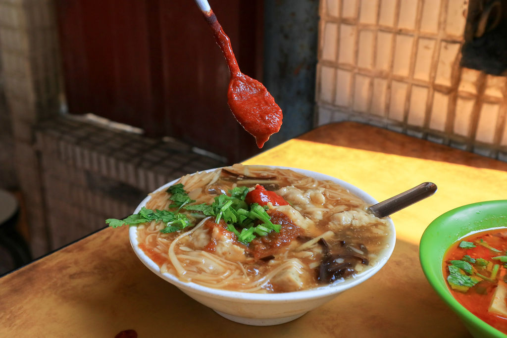 【台北古亭美食】同安街麵線：熱門人氣排隊巷弄小吃，臭豆腐與麵線羹超絕配 /食尚玩家/外帶 @女子的休假計劃