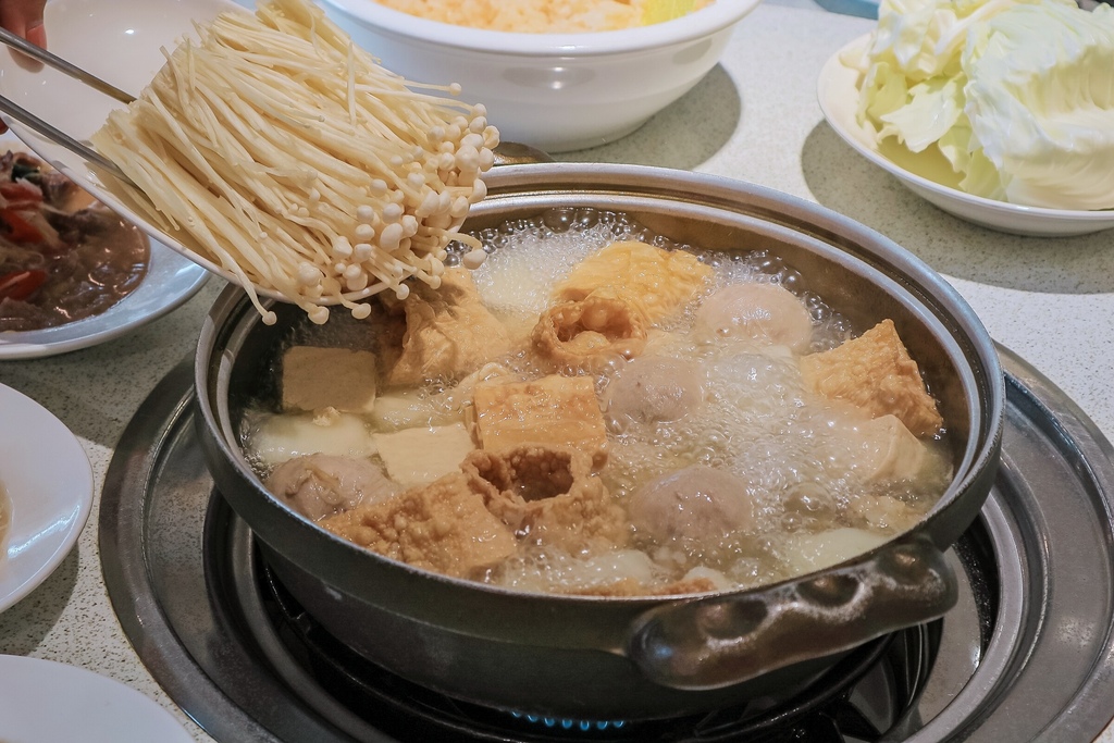 豐光溫體羊肉爐台北店：每日新鮮現宰羊肉，以全羊大餐聞名，無羶味。 @女子的休假計劃