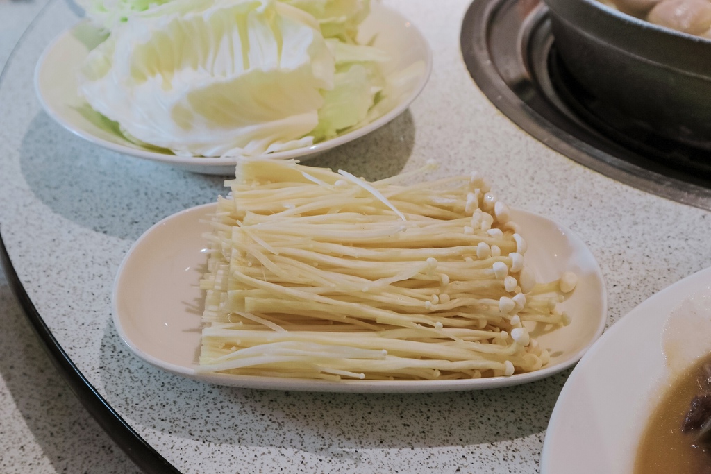 豐光溫體羊肉爐台北店：每日新鮮現宰羊肉，以全羊大餐聞名，無羶味。 @女子的休假計劃