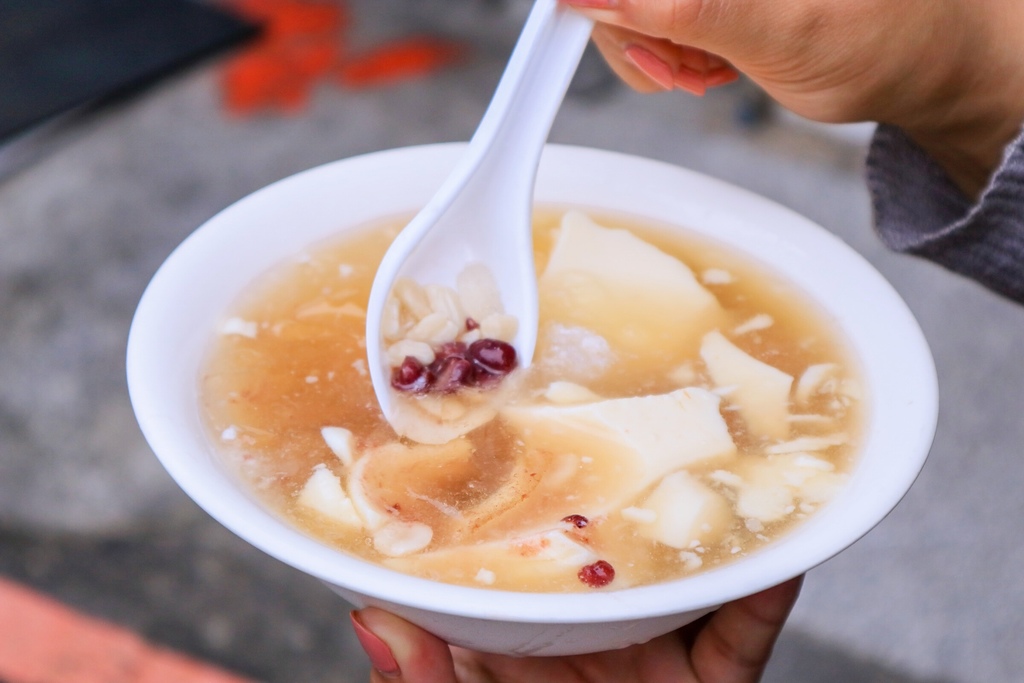 天天豆花，炎炎夏日來一碗充滿炭燒香的古早味豆花 /板橋江子翠美食/外帶 @女子的休假計劃