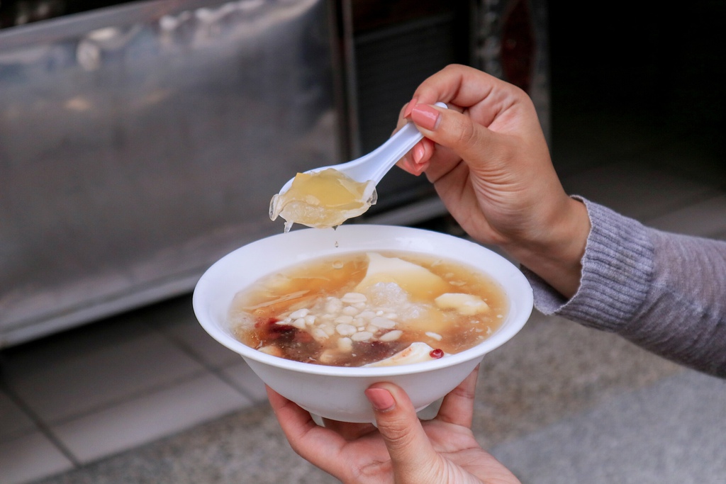 天天豆花，炎炎夏日來一碗充滿炭燒香的古早味豆花 /板橋江子翠美食/外帶 @女子的休假計劃