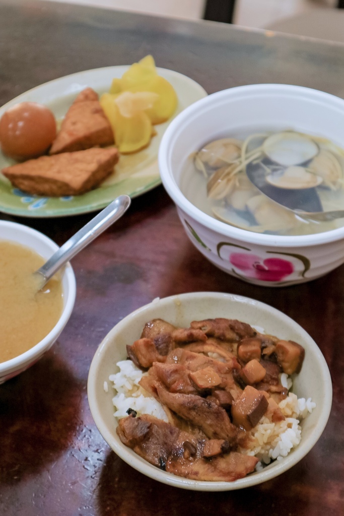 【高雄美食】阿霞燒肉飯：在地人推薦，醬香、炭香味十足不到50元燒肉飯/外帶 @女子的休假計劃