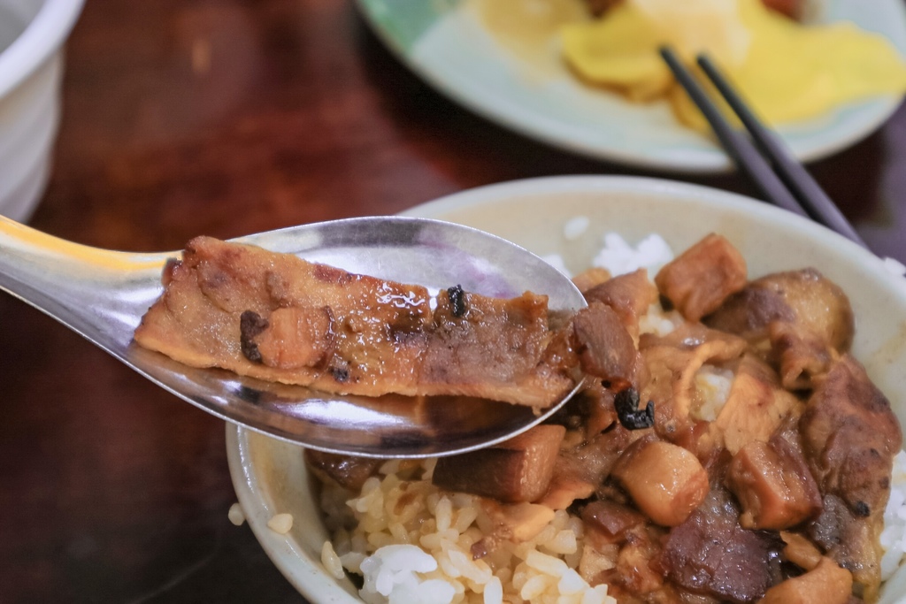 【高雄美食】阿霞燒肉飯：在地人推薦，醬香、炭香味十足不到50元燒肉飯/外帶 @女子的休假計劃