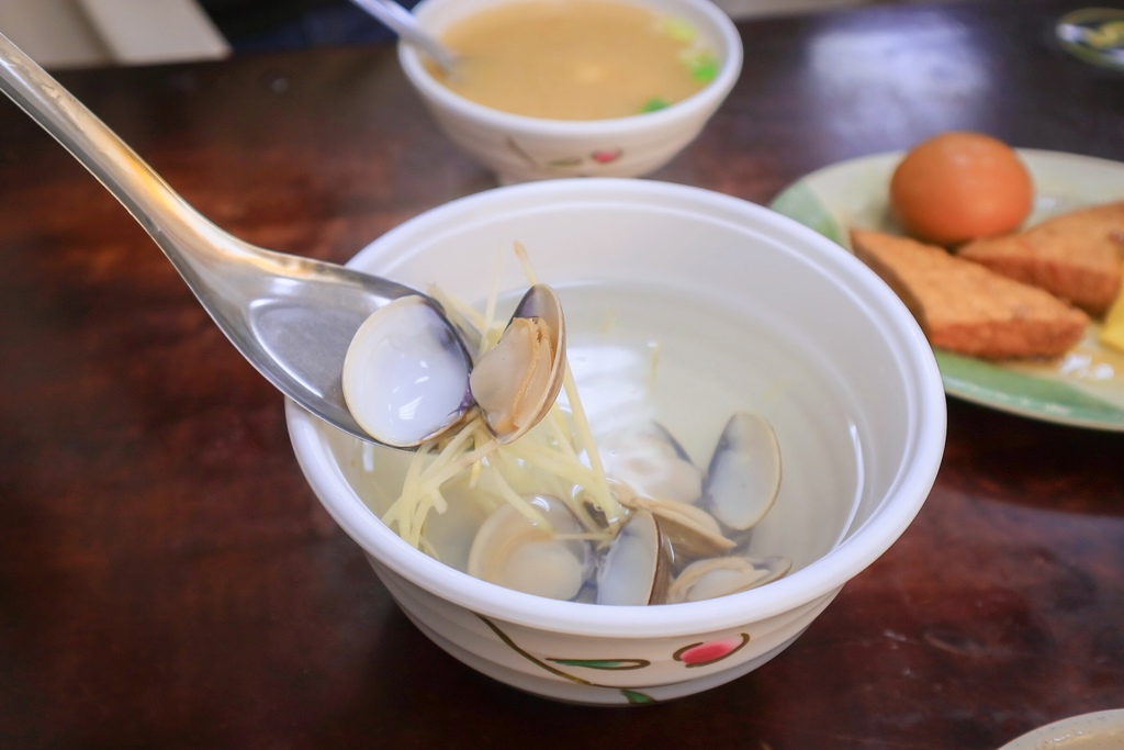 【高雄美食】阿霞燒肉飯：在地人推薦，醬香、炭香味十足不到50元燒肉飯/外帶 @女子的休假計劃