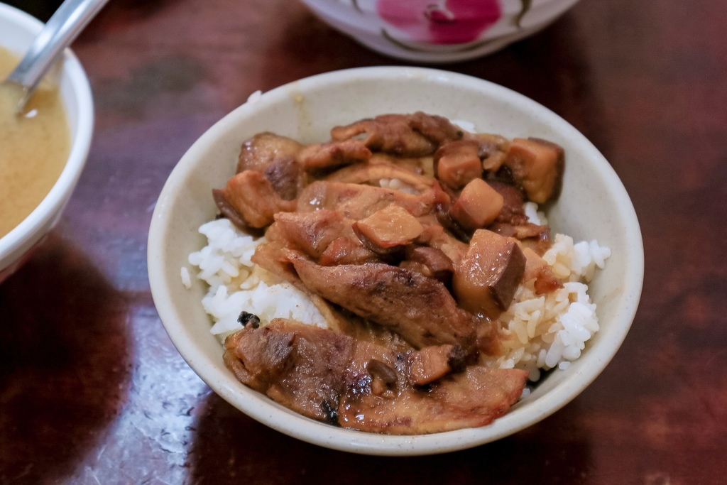 阿霞燒肉飯｜在地人推薦，醬香、炭香味十足不到50元燒肉飯(外帶) @女子的休假計劃