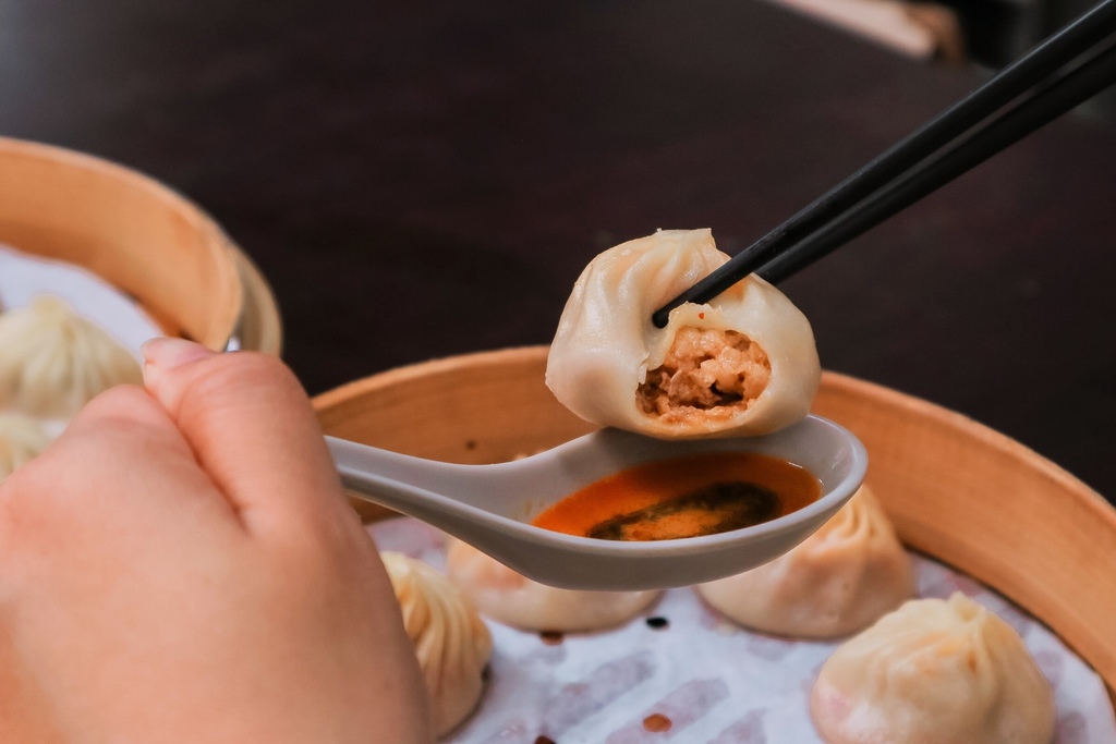 56巷口湯包｜裕民街排隊人氣爆漿湯包臭豆腐(外帶) @女子的休假計劃