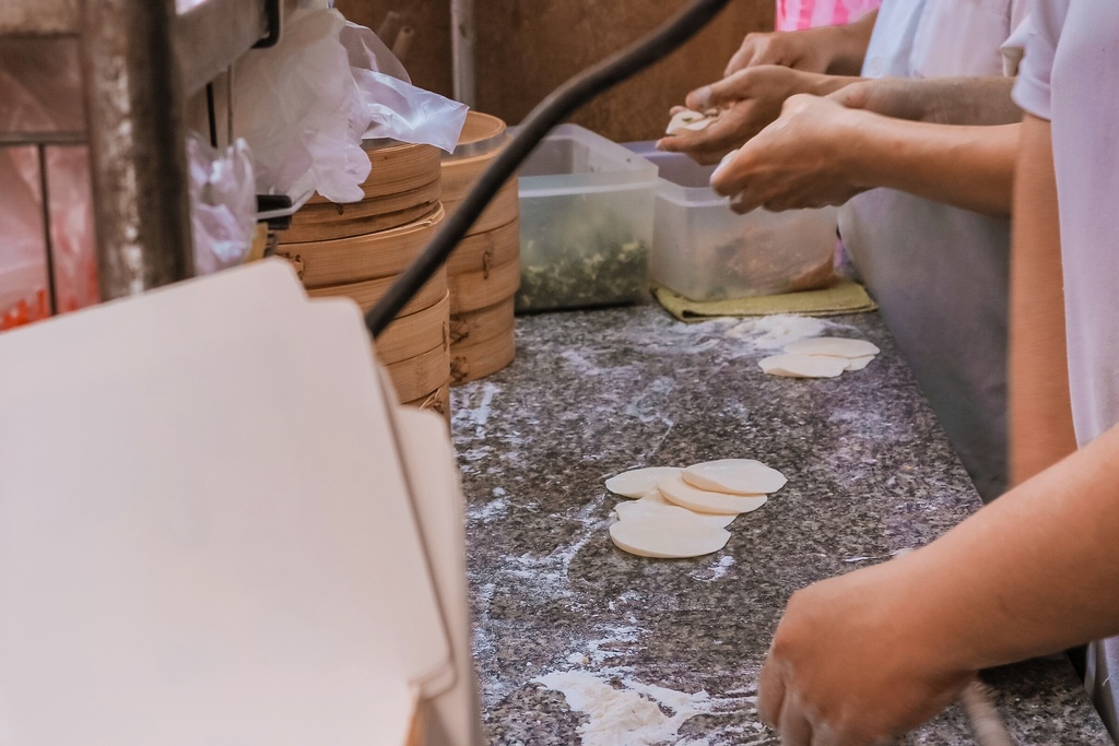 56巷口湯包｜裕民街排隊人氣爆漿湯包臭豆腐(外帶) @女子的休假計劃