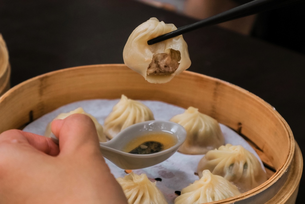 56巷口湯包｜裕民街排隊人氣爆漿湯包臭豆腐(外帶) @女子的休假計劃