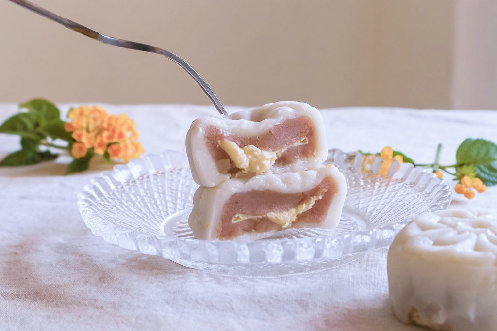 【彰化團購美食】麥仕佳冰皮月餅：超邪惡畫面感超強奶皇流心、香芋牛奶、芒果冰心 /彰化必買伴手禮 /中秋月餅推薦 @女子的休假計劃