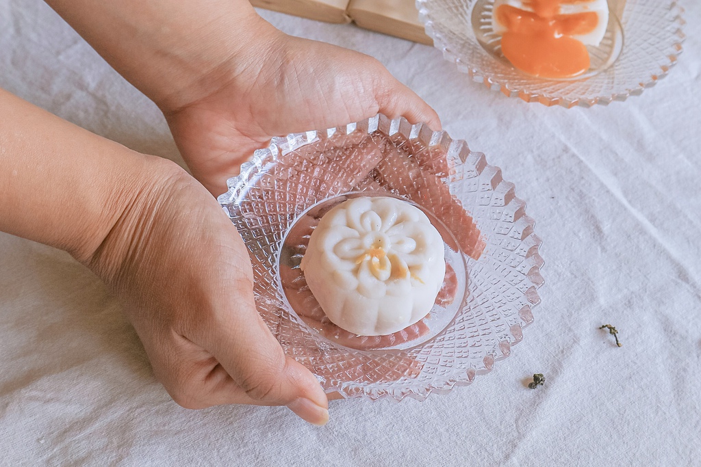 【彰化團購美食】麥仕佳冰皮月餅：超邪惡畫面感超強奶皇流心、香芋牛奶、芒果冰心 /彰化必買伴手禮 /中秋月餅推薦 @女子的休假計劃