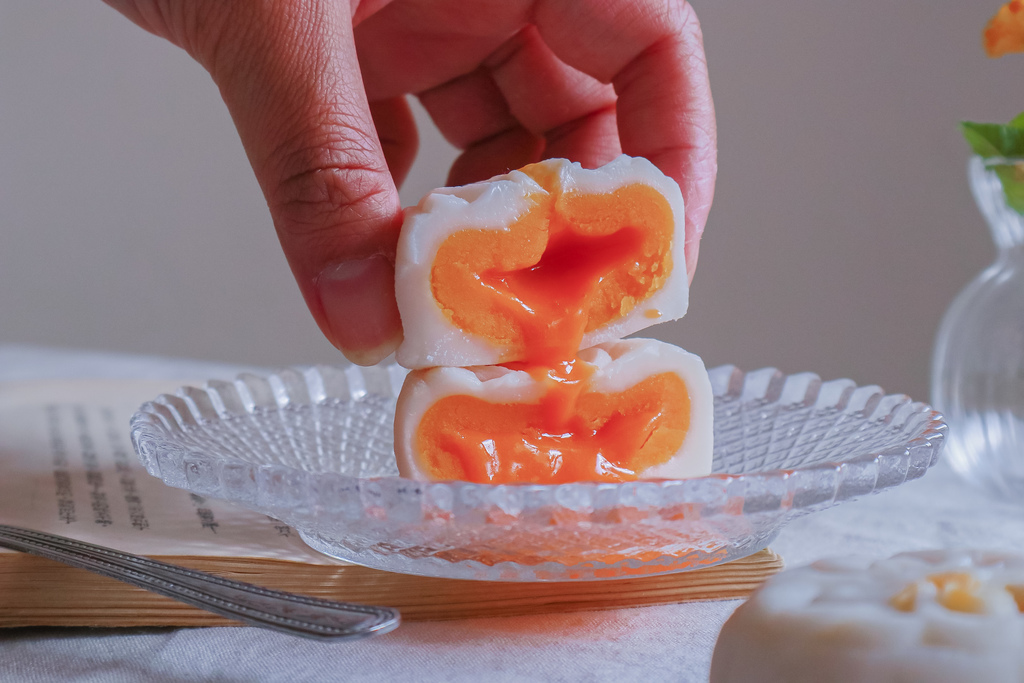 【彰化團購美食】麥仕佳冰皮月餅：超邪惡畫面感超強奶皇流心、香芋牛奶、芒果冰心 /彰化必買伴手禮 /中秋月餅推薦 @女子的休假計劃