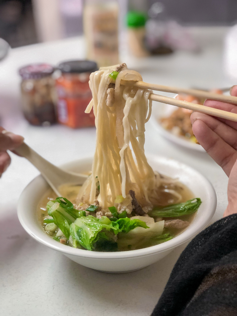 阿有小吃部，外觀看起來不起眼小吃攤，藏著鑊氣十足炒飯與人氣大推牛肉麵/中和環球周邊/外帶 @女子的休假計劃