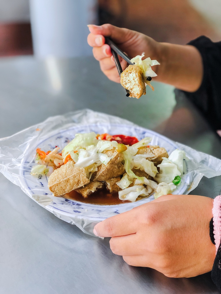 【板橋美食】懷念泡菜臭豆腐：板橋黃石市場萬里飄香人氣在地小吃老店 /慈惠宮美食/外帶 @女子的休假計劃