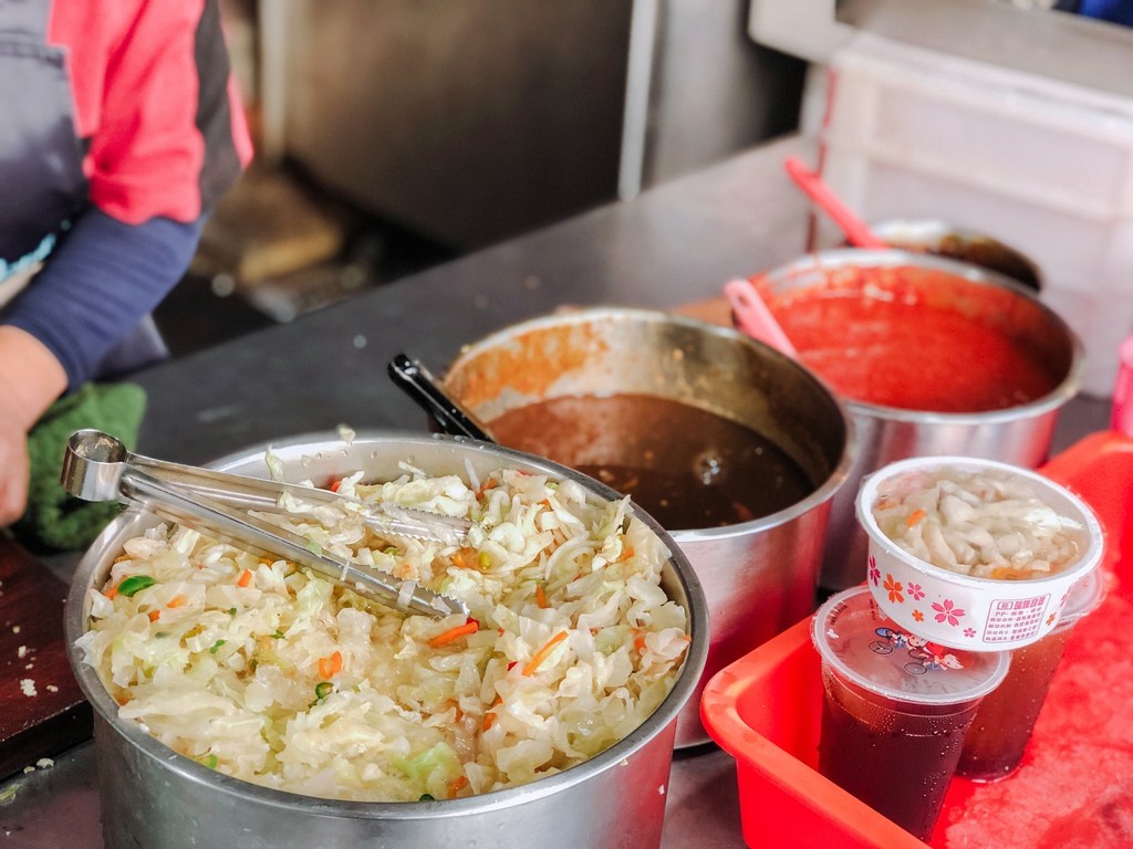 【板橋美食】懷念泡菜臭豆腐：板橋黃石市場萬里飄香人氣在地小吃老店 /慈惠宮美食/外帶 @女子的休假計劃