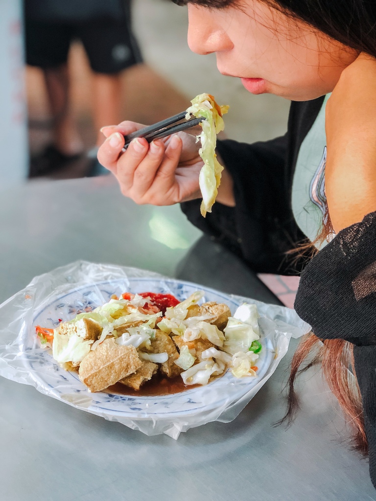 【板橋美食】懷念泡菜臭豆腐：板橋黃石市場萬里飄香人氣在地小吃老店 /慈惠宮美食/外帶 @女子的休假計劃