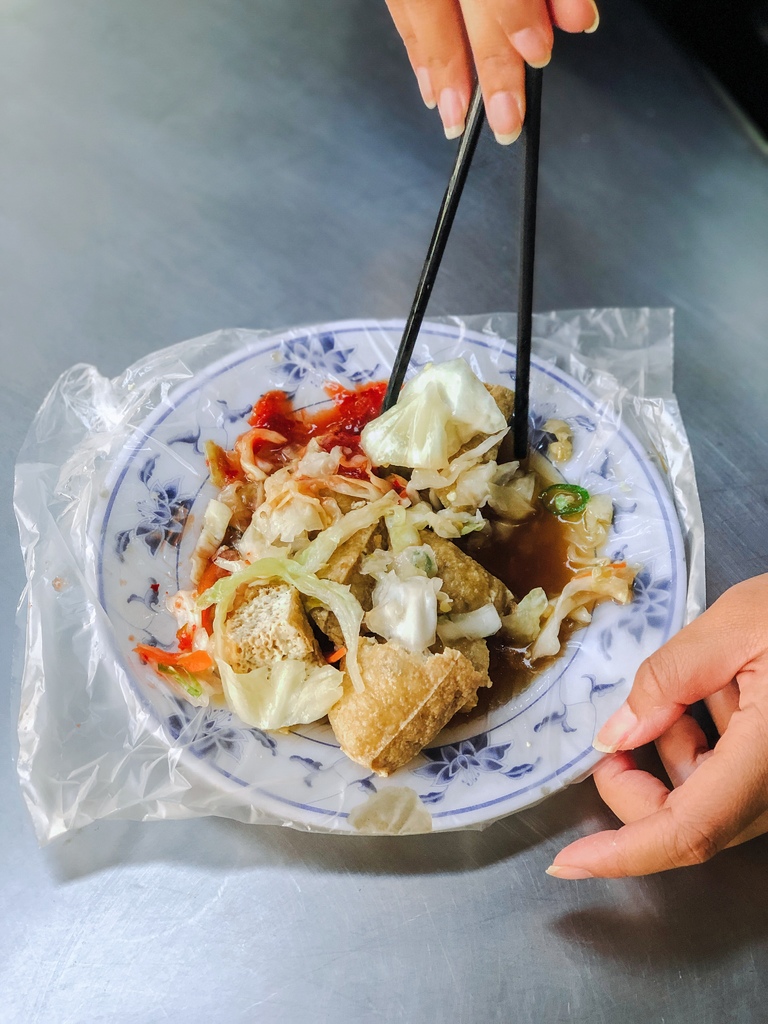 【板橋美食】懷念泡菜臭豆腐：板橋黃石市場萬里飄香人氣在地小吃老店 /慈惠宮美食/外帶 @女子的休假計劃