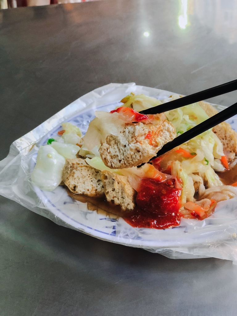 【板橋美食】懷念泡菜臭豆腐：板橋黃石市場萬里飄香人氣在地小吃老店 /慈惠宮美食/外帶 @女子的休假計劃