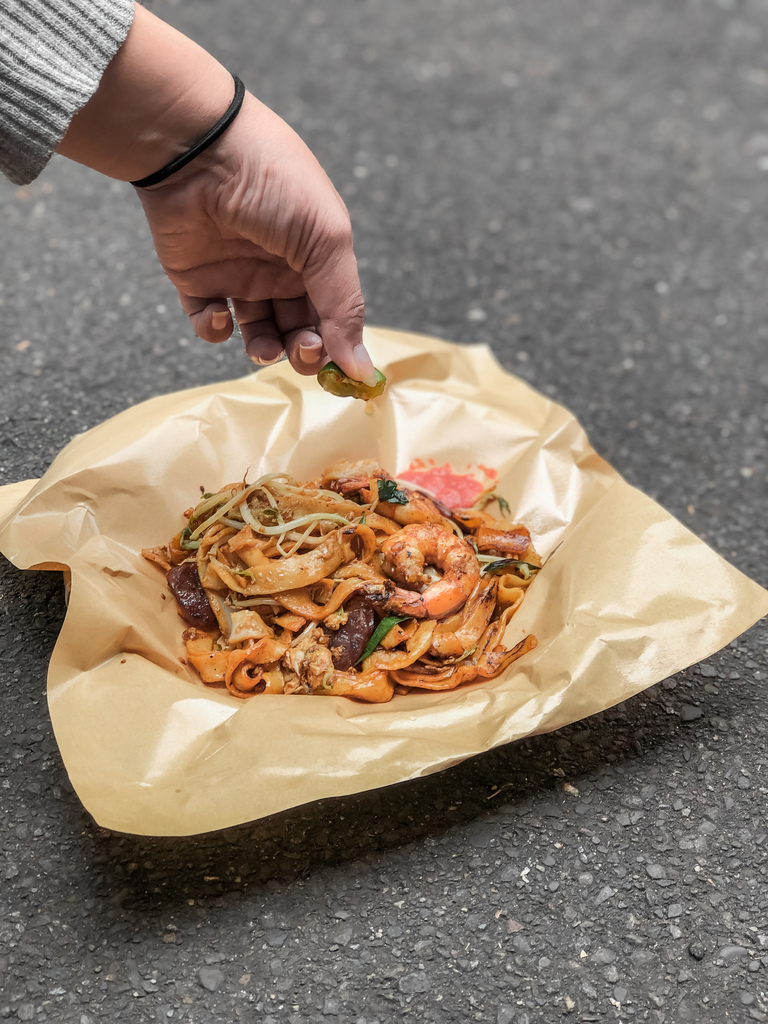 【饒河夜市美食】寶林咖啡館：偽出國道地大馬炒粿條、炒麵、炒飯。 @女子的休假計劃