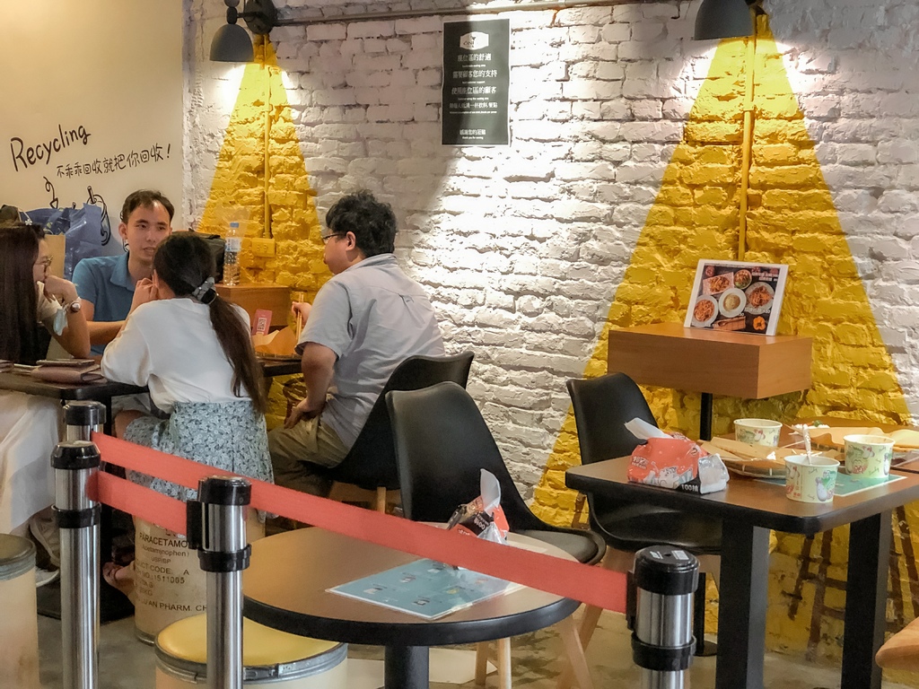 【饒河夜市美食】寶林咖啡館：偽出國道地大馬炒粿條、炒麵、炒飯。 @女子的休假計劃