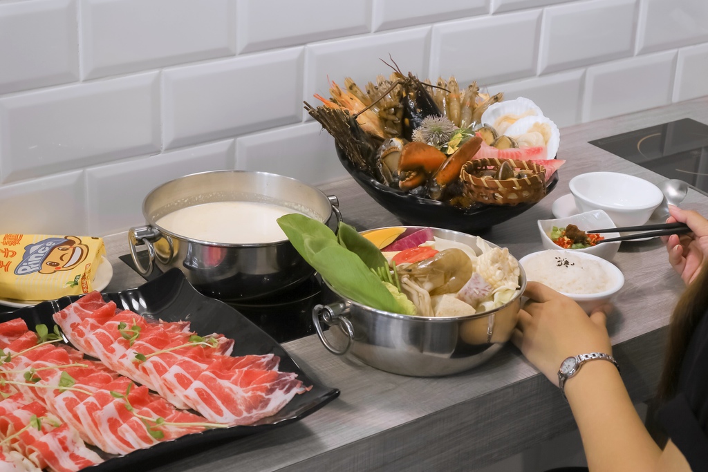 【蘆洲海鮮火鍋】樂釜極上鍋物：高質感文青火鍋店，澎派的海鮮、新鮮的肉質，龍蝦火鍋牛奶鍋推薦！ @女子的休假計劃