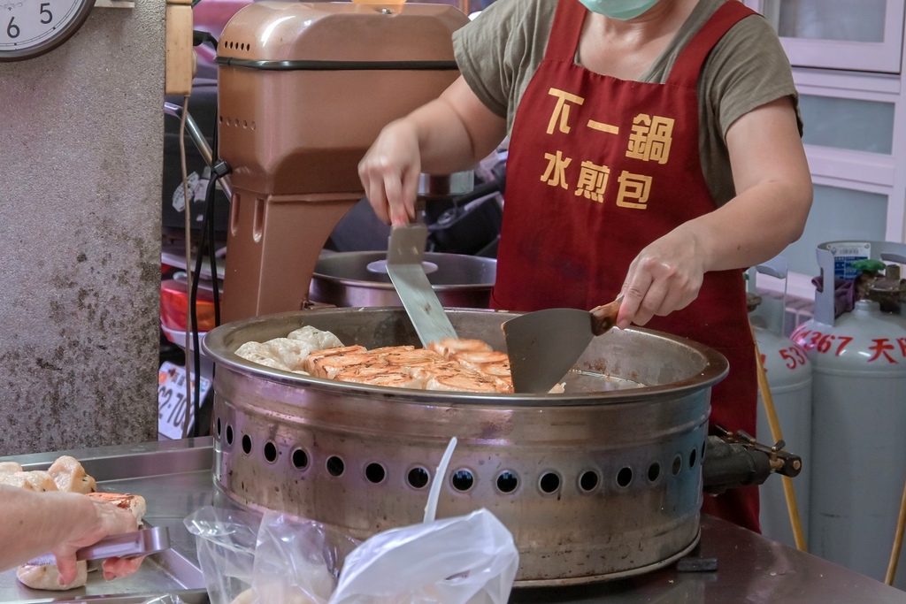 下一鍋水煎包｜在地老字號銅板小吃，沒預訂只能等下一鍋(外帶) @女子的休假計劃