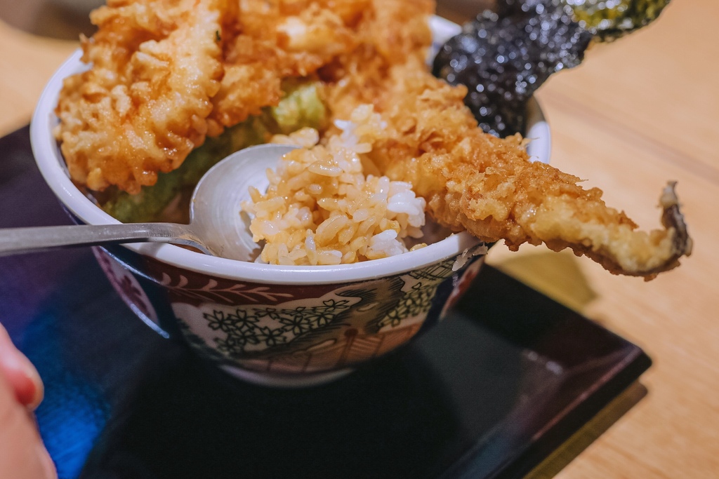 【台北天丼美食】金子半之助與老乾杯監製打造日本和牛雙饗丼，和牛VS炸物爽享受，小朋友才做選擇！ @女子的休假計劃