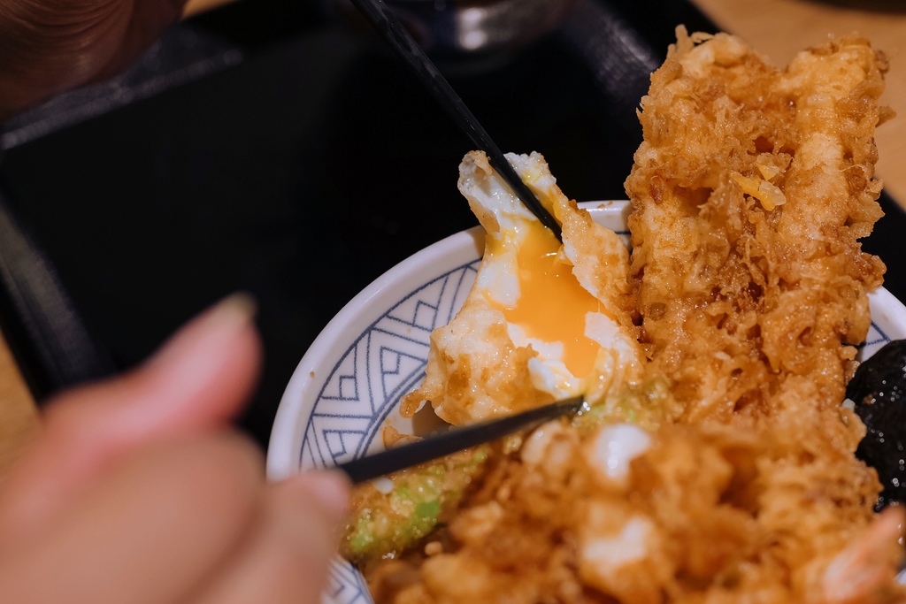 【台北天丼美食】金子半之助與老乾杯監製打造日本和牛雙饗丼，和牛VS炸物爽享受，小朋友才做選擇！ @女子的休假計劃