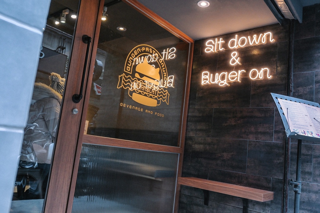 【東區美食】史丹貓美式餐廳Stan & Cat：重磅直擊，漢堡界的101高度超豪氣、邪惡系漢堡。 @女子的休假計劃