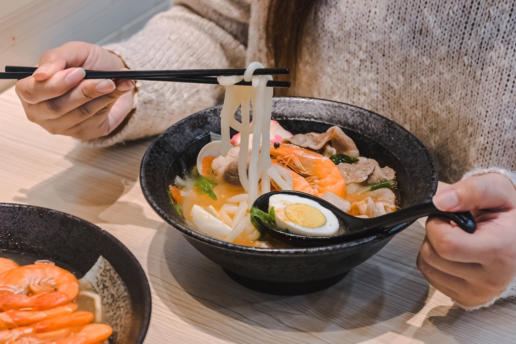 伊府將鍋燒-中山店：平價超值古早味意麵，天使紅蝦、大牡蠣、小龍蝦、藥膳蝦鍋物任你搭/中山站美食外帶 @女子的休假計劃