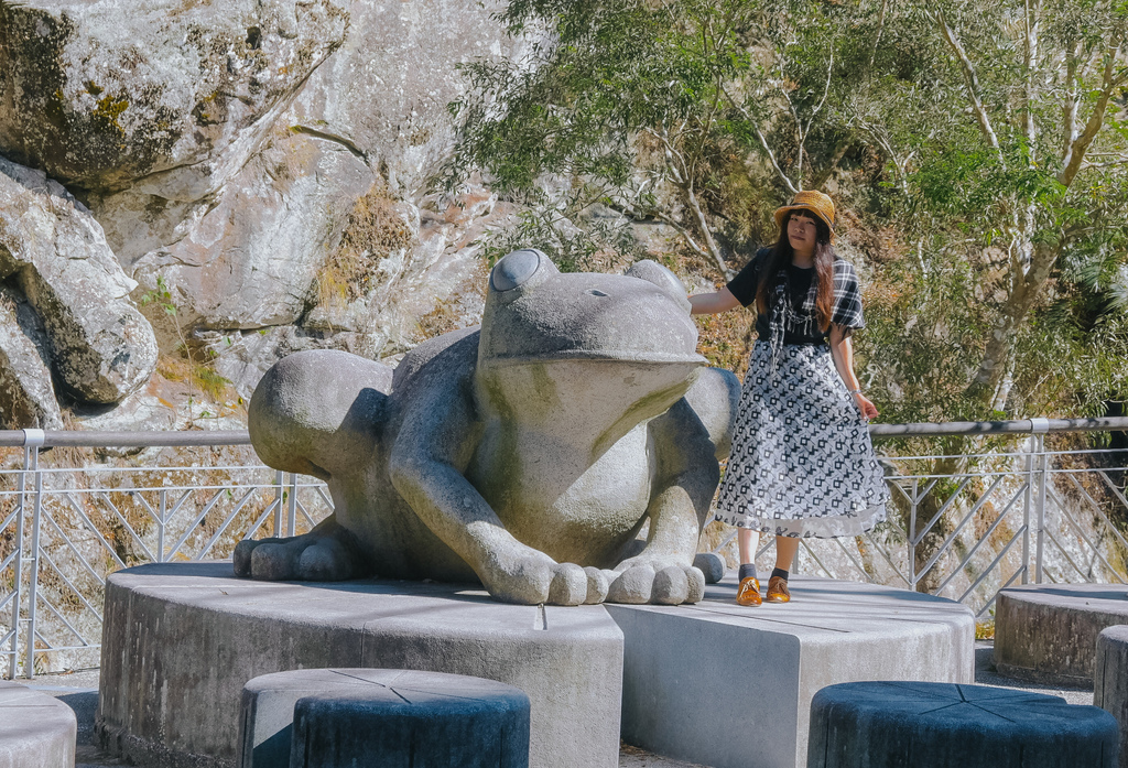 【新竹景點】青蛙石天空步道：遁入萌蛙的世界，在玻璃彩虹步道敲醒幸福的鐘聲。 @女子的休假計劃