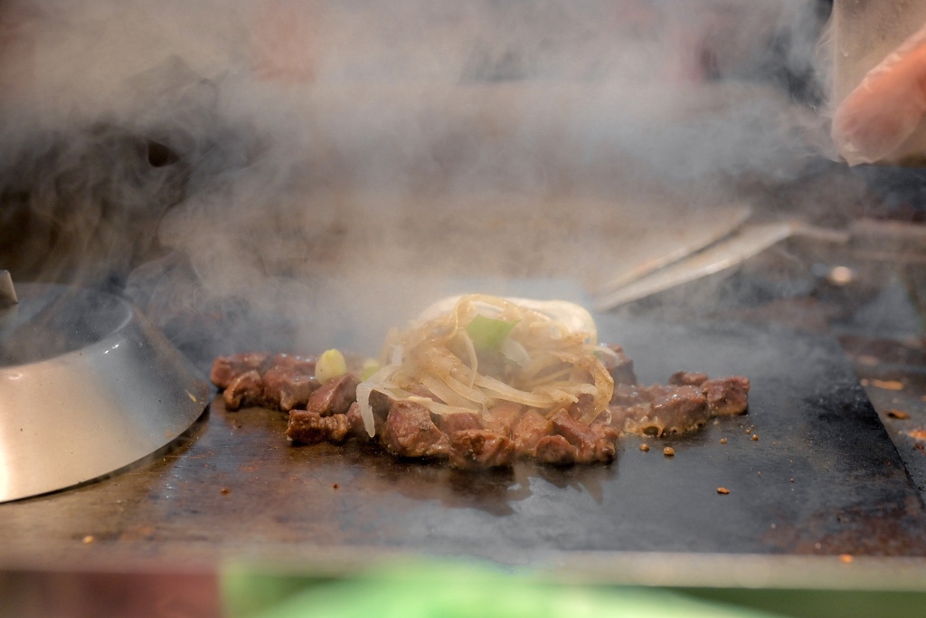 【桃園美食】彭阿星鐵板燒沙威瑪：肉食控會尖叫！超魔骰子牛鮮嫩多汁，加料更可口 /中平商圈 @女子的休假計劃