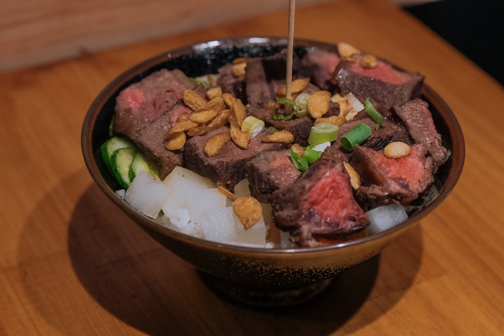 【台中美食】義崎丼美德舖：堆疊成肉山大份量丼飯，肉控一起來登頂吧！ @女子的休假計劃