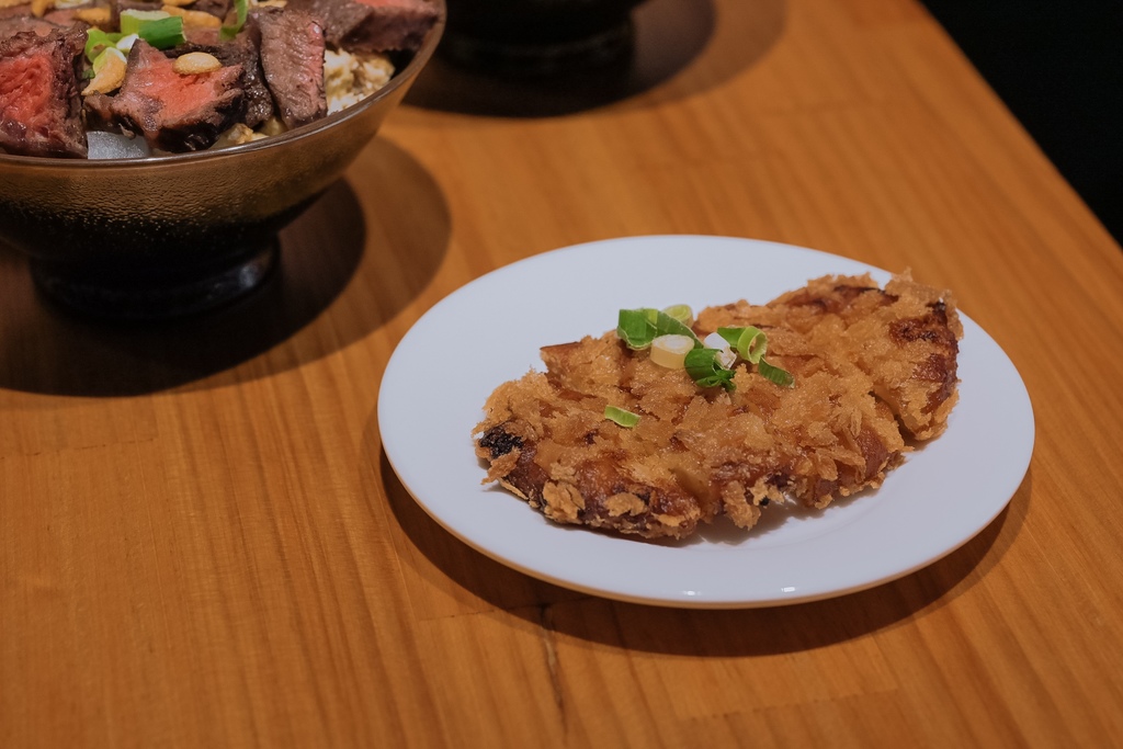 【台中美食】義崎丼美德舖：堆疊成肉山大份量丼飯，肉控一起來登頂吧！ @女子的休假計劃