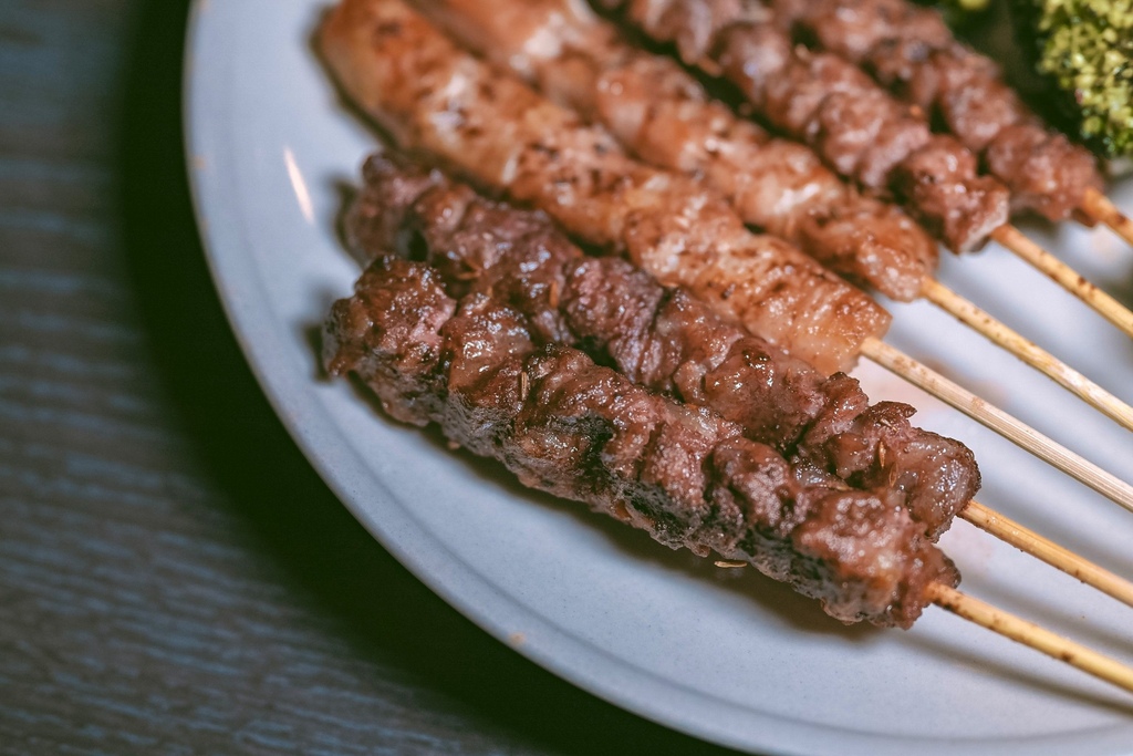 【台北串燒】維吾爾新疆傳統碳烤：台北少見道地新疆風味烤肉，最適合聚餐餐廳，下班好去處。 @女子的休假計劃