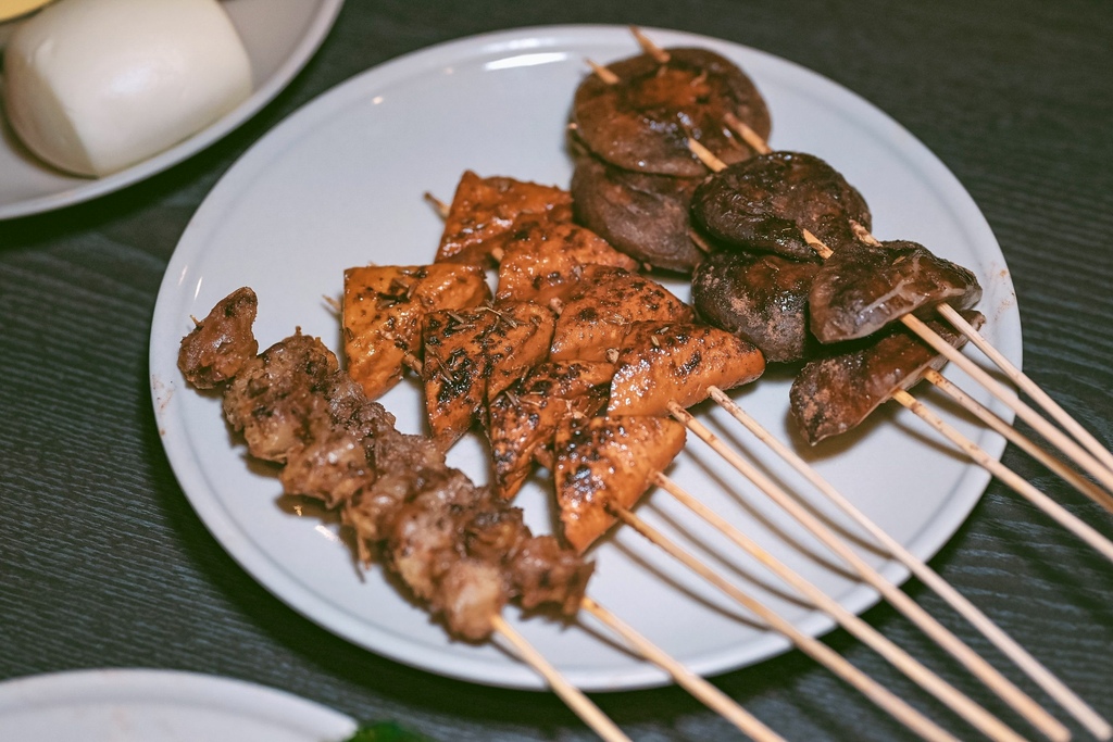 【台北串燒】維吾爾新疆傳統碳烤：台北少見道地新疆風味烤肉，最適合聚餐餐廳，下班好去處。 @女子的休假計劃