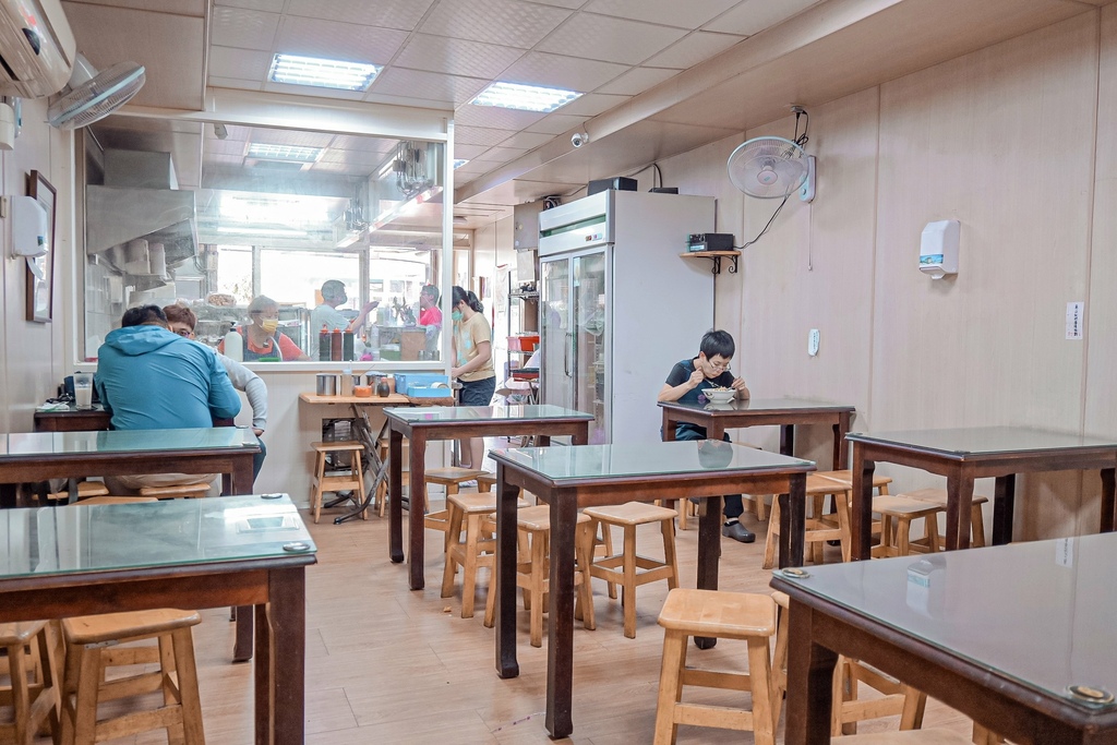 阿婆早餐麵店：新竹在地人大推薦平價大份量早餐，最推薦紅油炒手、雙黃油條蛋餅！/菜單/外帶 @女子的休假計劃