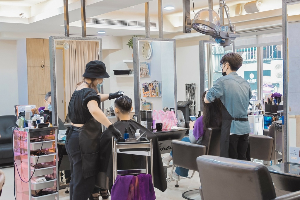 【台北燙髮】209 HAIR STYLIST三民店：2021最流行秋冬髮型，日系浪漫魚尾捲，微捲內彎一秒變女神。 @女子的休假計劃