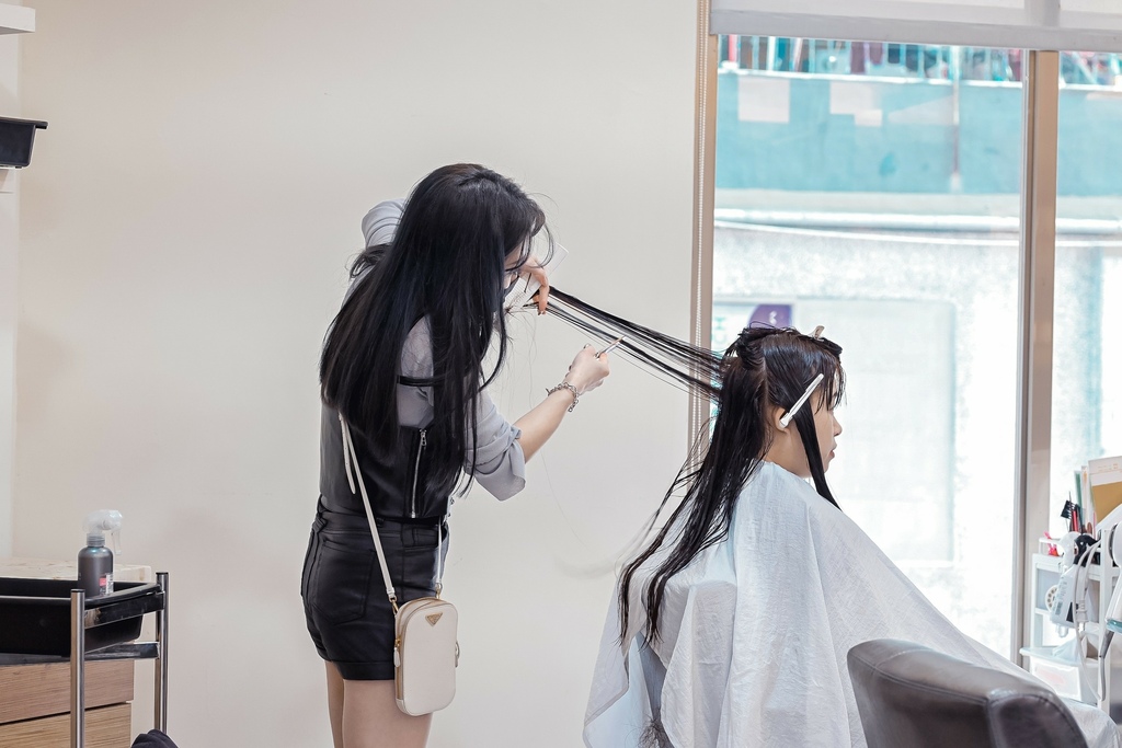 【台北燙髮】209 HAIR STYLIST三民店：2021最流行秋冬髮型，日系浪漫魚尾捲，微捲內彎一秒變女神。 @女子的休假計劃